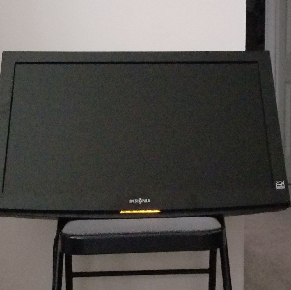 32" Insignia Flat screen with wall mount - Picture 2 of 2